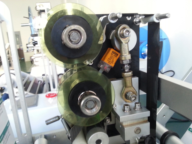 для полуавтоматической этикетировочной машины для пробирок Eran со шприцем