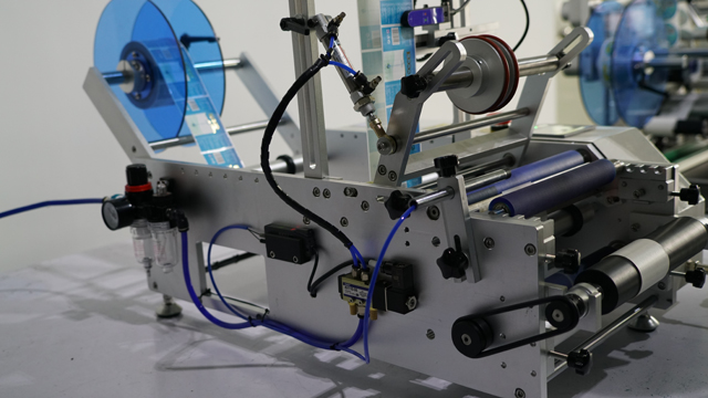 Боковые фотографии этикетировочного оборудования.jpg