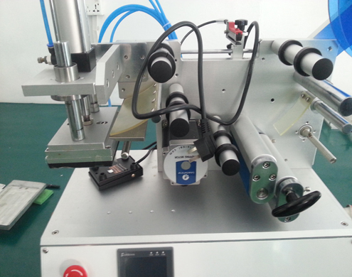 оборудование для этикетирования плоских поверхностей (3).jpg