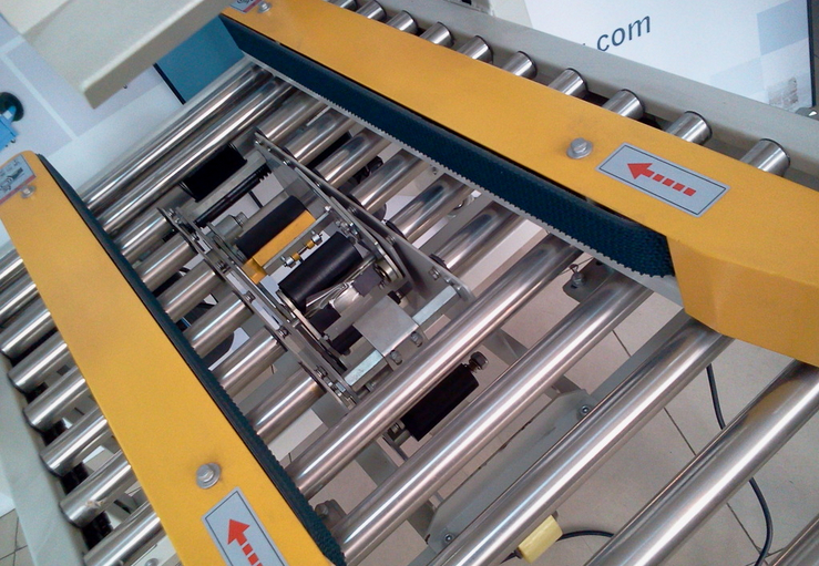 carton sealing stainless steel roll крупный план полуавтоматической машины для запечатывания картонных коробок.jpg