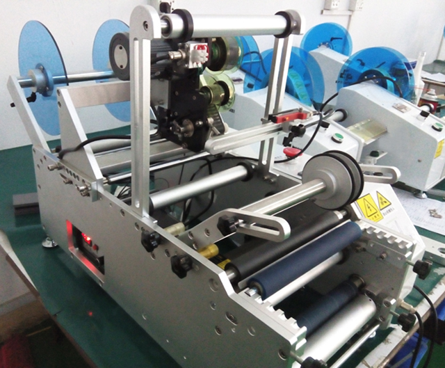 МАШИНА ДЛЯ ЭТИКЕТИРОВАНИЯ ПОЛУАВТОМАТИЧЕСКАЯ для инъекционных игл.jpg