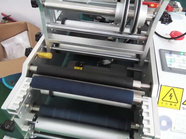 МАШИНА ДЛЯ ЭТИКЕТИРОВАНИЯ ПОЛУАВТОМАТИЧЕСКАЯ для инъекционных игл.jpg