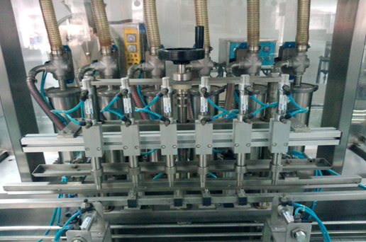 linear filling machinery for thick cream крупный план линейной фасовочной машины.jpg