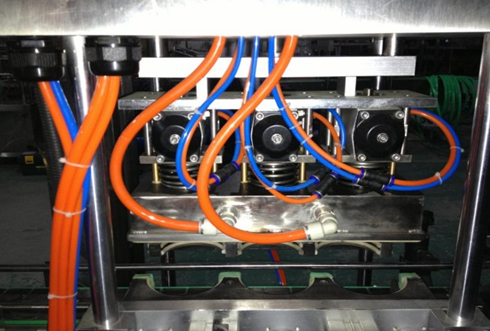 vacuum capper linear часть вакуумной укупорочной головки крупный план.jpg