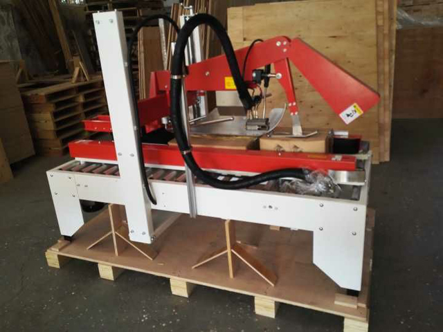 Машина для запечатывания картонных коробок с помощью горячего клея.jpg