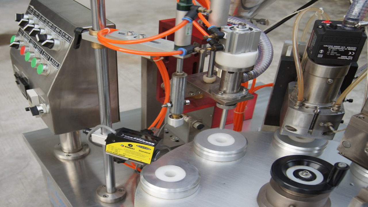 filling sealing machine with various kinds of tubes заполнение тюбика герметизация.jpg