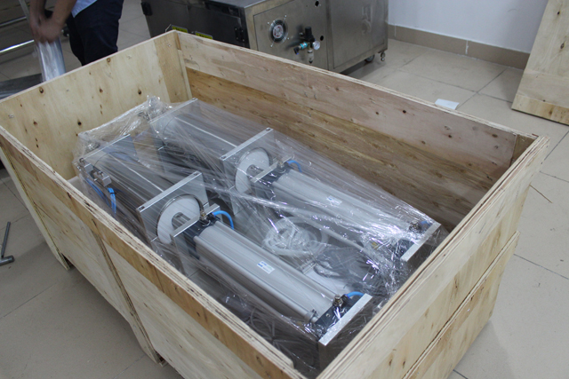 машина внутри деревянного ящика.jpg